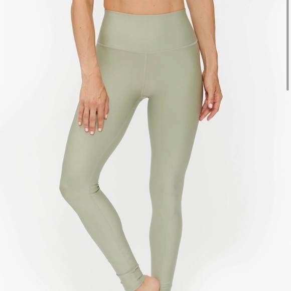 ALO Yoga Pants - Alo Airlift High Waist Legging, Limestone - Medium